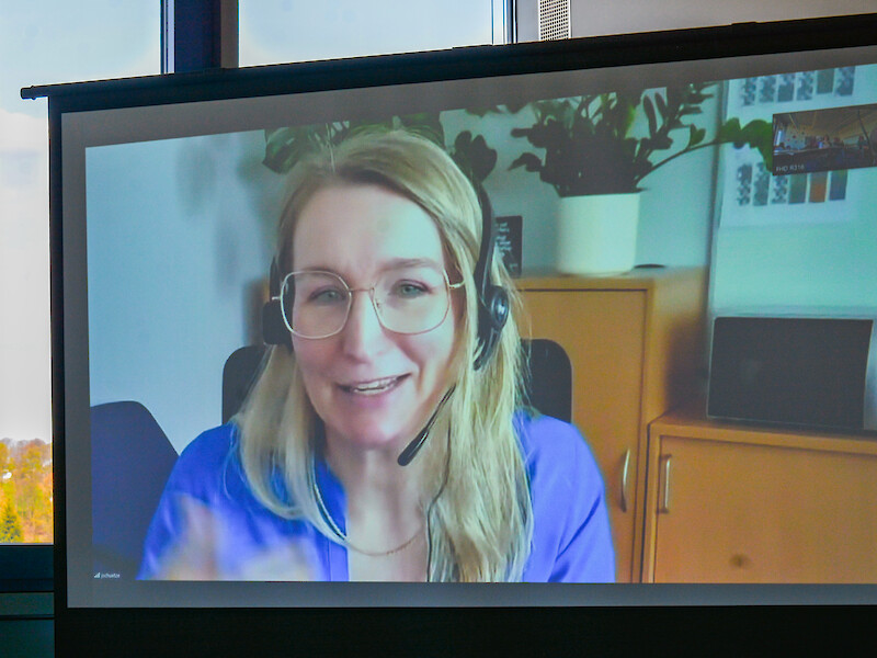 Josefine Schütze vom Praxisamt der FHD erläutert via Videoschalte die Anrechnung von Berufserfahrung auf das Studium.