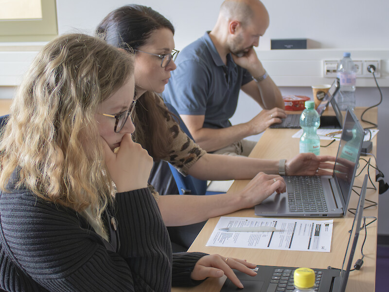 FHD-Studierende bei der Testung im Lehrraum