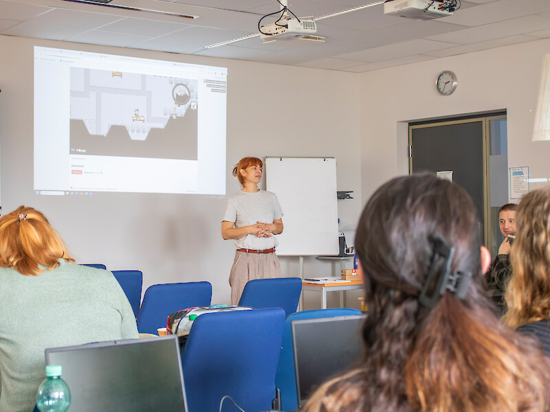 FHD-Studierende bei der Testung im Lehrraum
