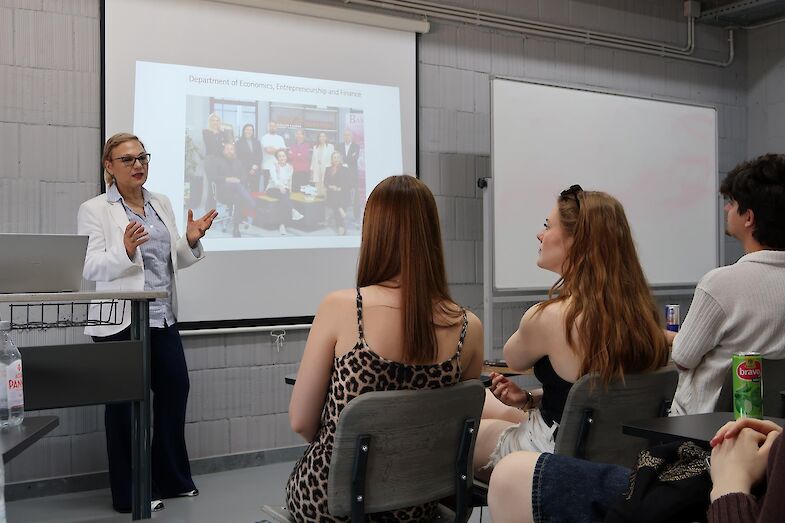 Prof. Assoc. Aelita Mani; Leiterin des Departments Wirtschaft, Entrepreneurship und Finanzen