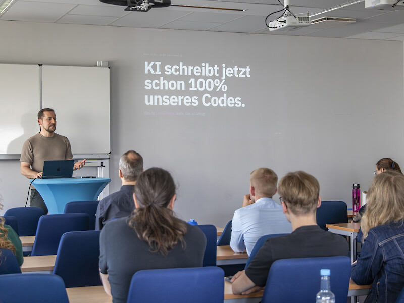 Daniel Dietze vor den Mitarbeitenden und Studierenden der FHD