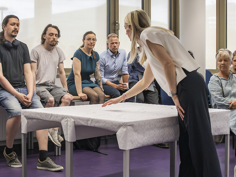 Prof. Dr. Katharina Schober präsentiert vor den FHD-Mitarbeitenden die Erkenntnisse aus dem World Café