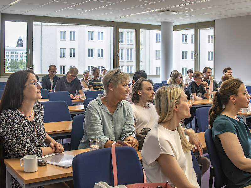 FHD-Mitarbeitenden im Lehrraum zum Dies Academicus