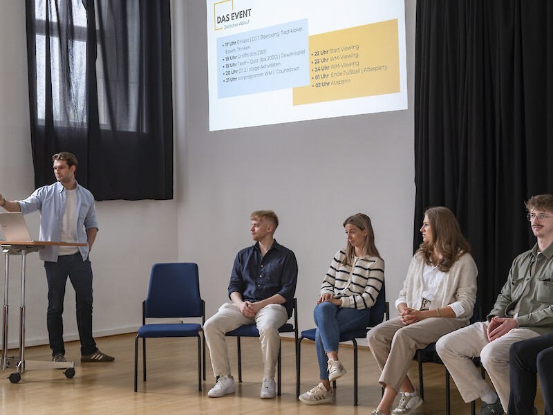 Student präsentiert das Event zur WM 2026