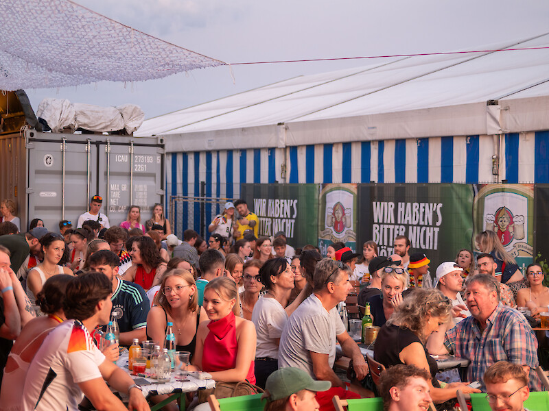 Besucher des WM Viewing Event des Tourismus und Event Management Praxisprojektes