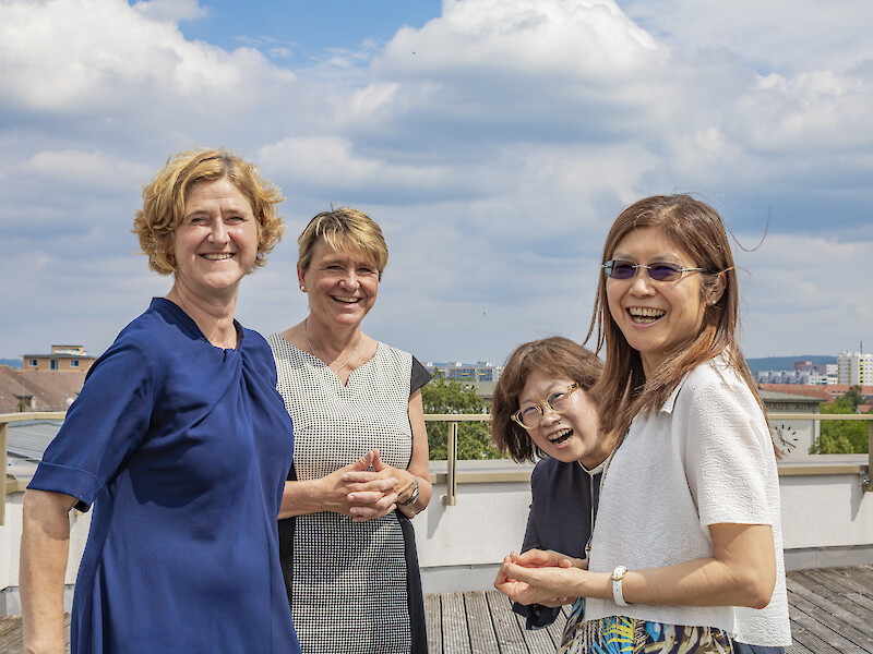 Vertreter der Fachhochschule Dresden (FHD), der National University of Kaohsiung (NUK) und der Landeshauptstadt Dresden auf der Dachterrasse der FHD