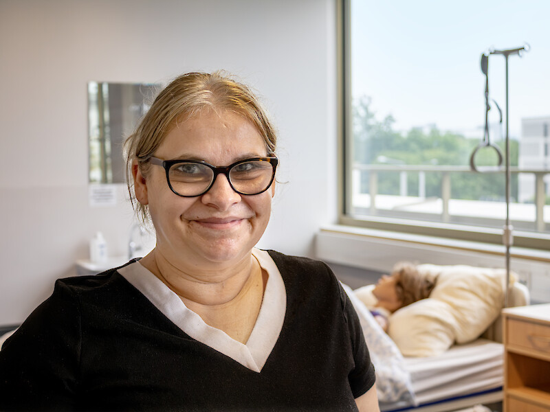 Sandra studiert an der Fachhochschule Dresden berufsbegleitend Pflege- & Gesundheitsmanagement. Sie ist Teamleiterin in einem Klinikum.