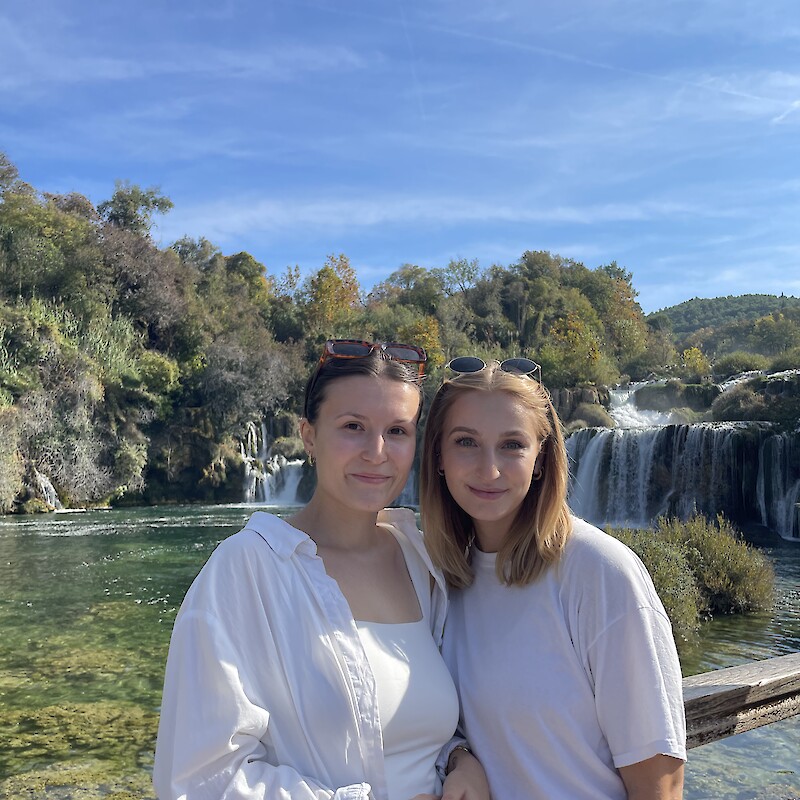 Frida und Sophia in Split.