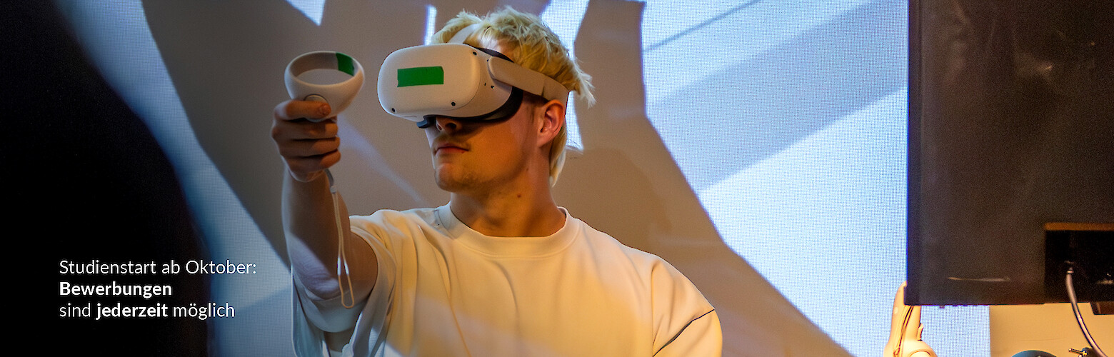 Student tests VR headset in the Games & XR Lab at Dresden University of Applied Sciences (FHD); Note: There are no application deadlines for degree programmes at FHD