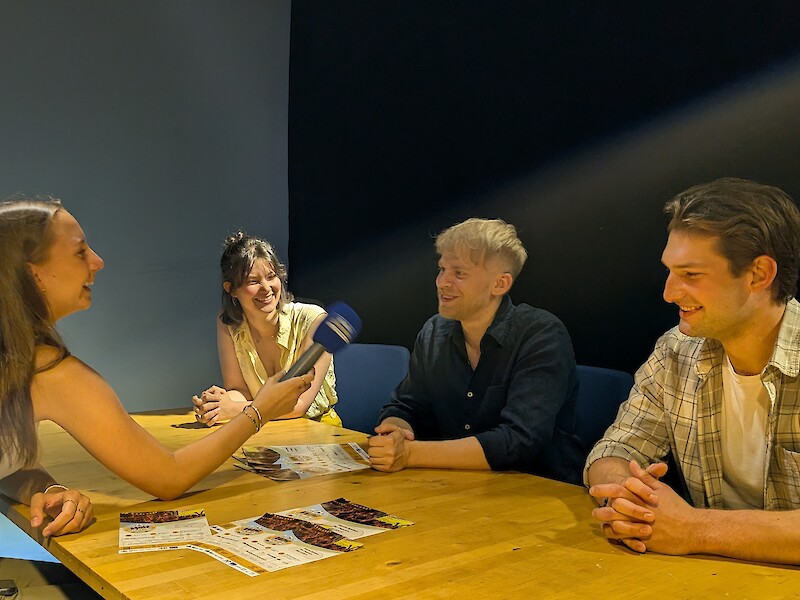Interview mit Radio Dresden im Vorfeld des WM Viewing Events mit Dozentin Karla Grosser (2. v.l.)