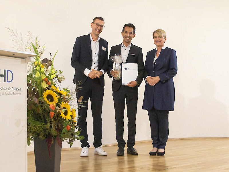 Jan Book von der Ostsächsischen Sparkasse Dresden, Preisträger des 2. Platzes Prof. Dr.-Ing. Dr.-Ing. Chóngliàng Zhòng und FHD-Rektorin Dr. habil. Heike Zimmermann-Timm (v. l. n. r.)