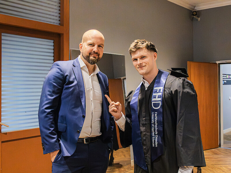 Prof. Dr. Marco Richter und FHD-Masterabsolvent Friedrich Malz.
