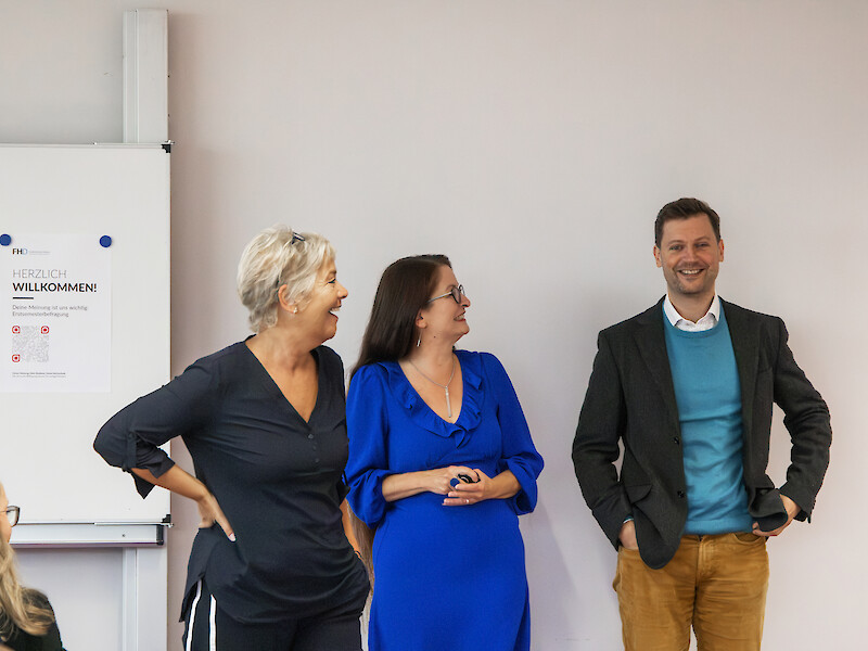 Prof. Martina Jess, Manja Unger-Büttner und Prof. Fabian Gießler bei der Immatrikulation der Erstsemester-Studierenden an der FHD