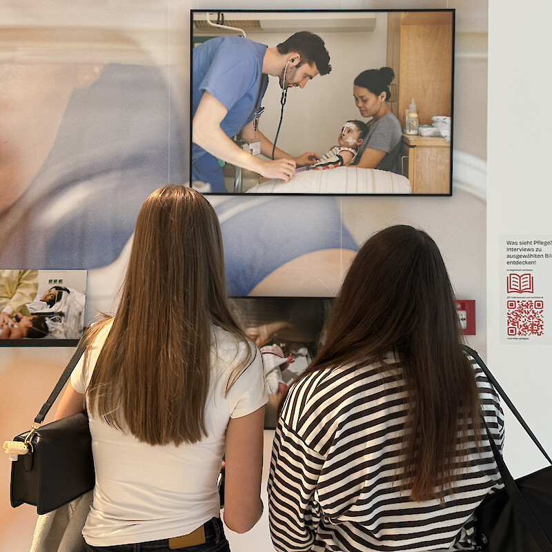 Field trip as part of the Nursing and Healthcare Management degree programme to the Charité in Berlin: two students at the exhibition.
