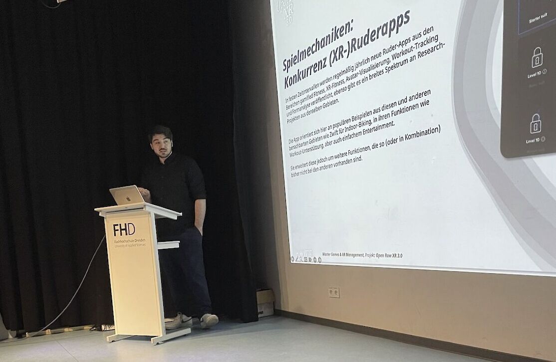 Absolvent der FHD bei der Präsentation seiner Masterarbeit, einer XR-Rudermaschinen-App.