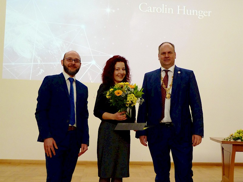 Prof. Arnold, Frau Hunger und OB Hilbert bei der Preisübergabe. (Bildquelle: meeco Communication Services / Franziska Märtig)